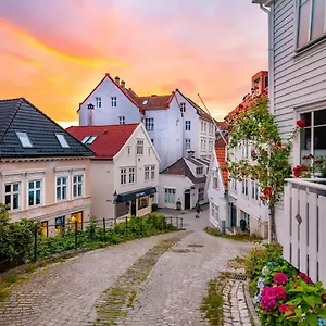 Dinbnb Homes I Historical 1850 House Apartment